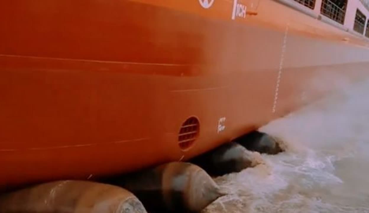 賀大津重工8000DWT散貨船氣囊上排下水吉水接水順利